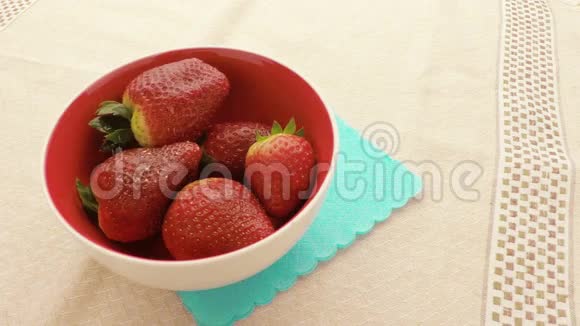 草莓撒上糖粉视频的预览图