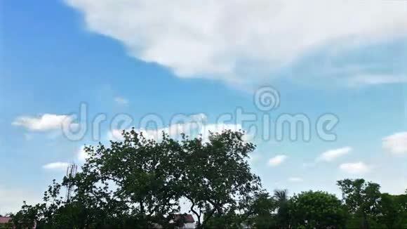 印度蓝天上空云流过的时间推移存量片段视频的预览图
