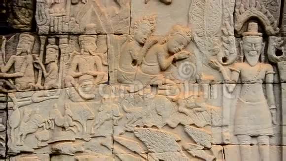 柬埔寨吴哥窟寺庙墙上宗教图标的缩放视频的预览图