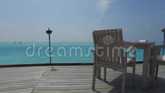 室外餐厅露台带家具可俯瞰大海视频的预览图