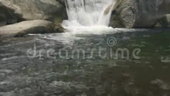 美丽的瀑布流淌在山河大石上瀑布瀑布瀑布中流淌的山河视频的预览图