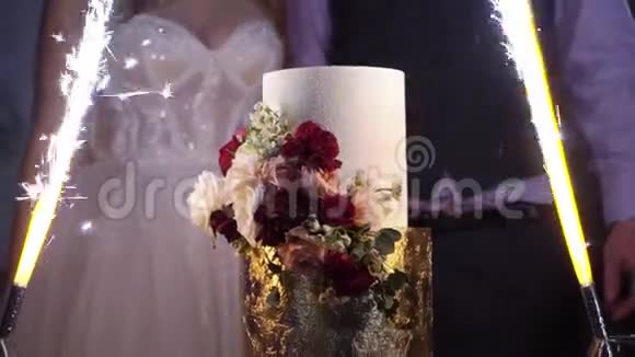 带烟火的婚礼蛋糕视频的预览图