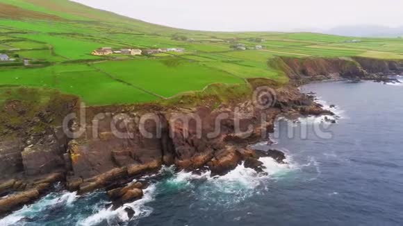 令人惊叹的绿色丁格尔半岛和爱尔兰西海岸的蓝色海水视频的预览图