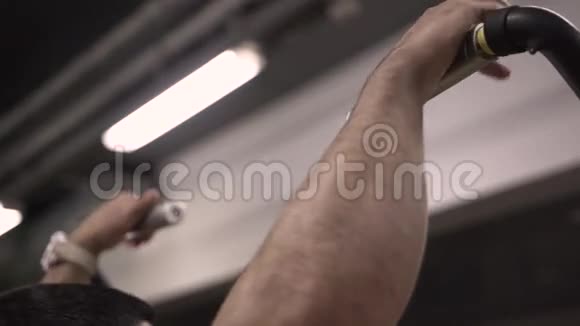 健身室肌肉男成人操的特写视频的预览图