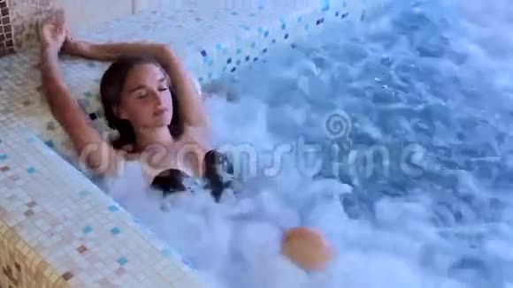 泳池里的年轻美女视频的预览图
