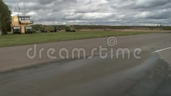 军用机场跑道视频的预览图