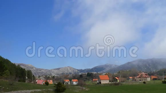 山里的房子黑山山区的房地产视频的预览图