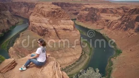 在大峡谷行走的女人视频的预览图