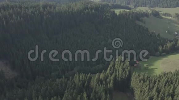 在Velkekarlovicebeskyczech的山上俯瞰空中景色此剪辑可分为两种不同的等级10位色或dji视频的预览图