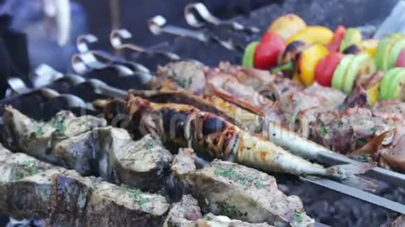 烤鱼肉和蔬菜烤在烤架上街头美食快餐街头小吃美味可口视频的预览图