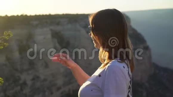 在大峡谷行走的女人视频的预览图
