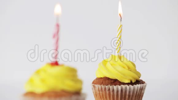 带有燃烧蜡烛的生日蛋糕视频的预览图