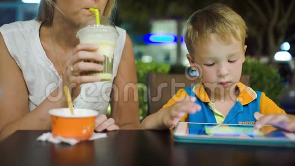 妈妈和儿子在咖啡馆里视频的预览图