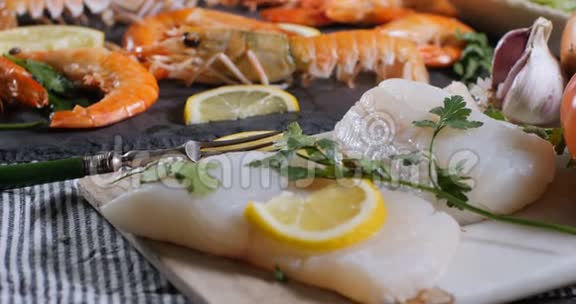 西班牙海鲜饭的主要成分贻贝王虾龙舌兰黑线鳕视频的预览图