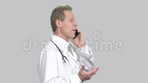 友好的男医生穿着实验室外套视频的预览图