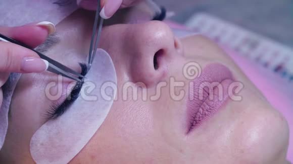 女人的脸美容院睫毛延长手术视频的预览图