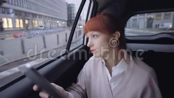 女人透过窗户用平板电脑视频的预览图