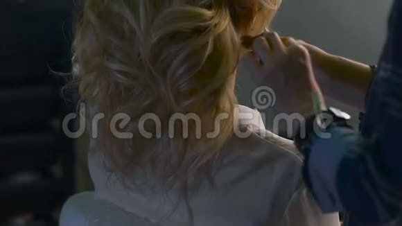 发廊的金发女郎背景美容师视频的预览图