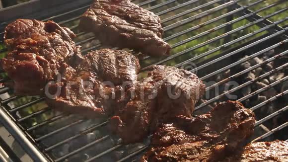 在烧烤架上旋转猪肉视频的预览图
