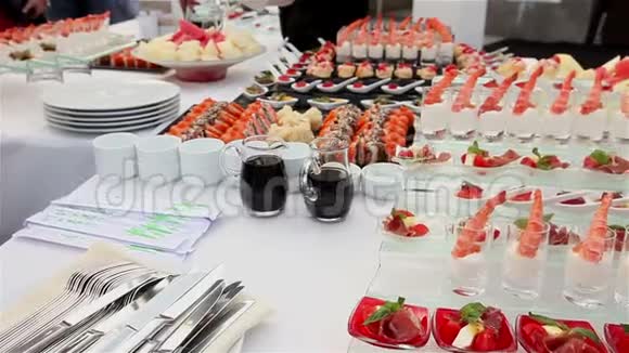 宴会桌上有中国菜面包卷鱼生鱼片2018年新年满桌美食全景圣诞节婚礼视频的预览图