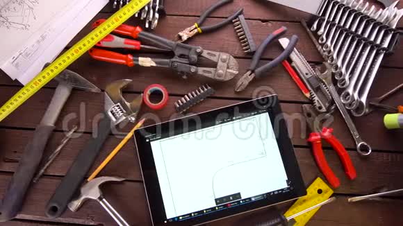 机械工程师在桌上放平板电脑视频的预览图