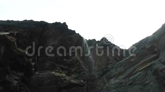 岩石上的瀑布视频的预览图