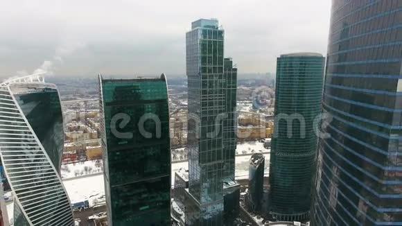 市中心金融商业区的摩天大楼视频的预览图