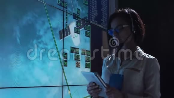 在飞行控制中心工作的女人视频的预览图