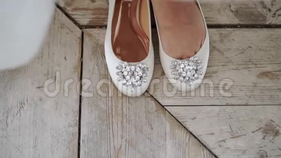 新娘穿上鞋子视频的预览图