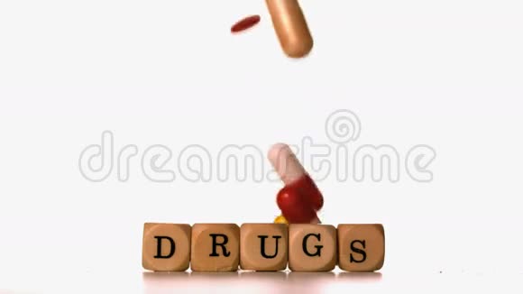 不同的药片落在骰子上拼写药物视频的预览图
