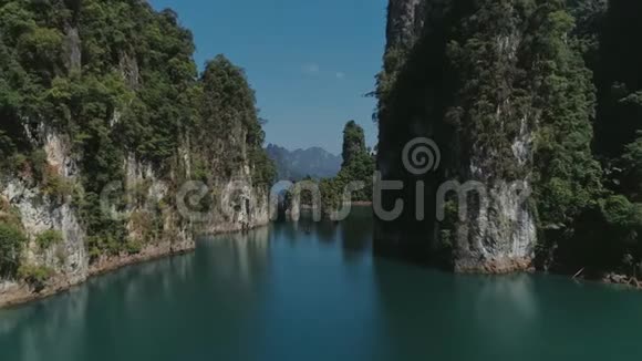 泰国热带丛林湖Cheolan无人机飞行野山自然国家公园游艇视频的预览图