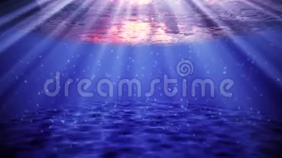 太阳落山时的蓝海海水带着泡沫环境视频的预览图
