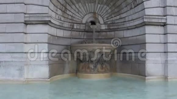 巴黎有雕塑的古老喷泉视频的预览图