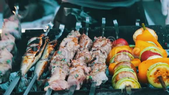 烤鱼肉和蔬菜烤在烤架上街头美食快餐街头小吃美味可口视频的预览图