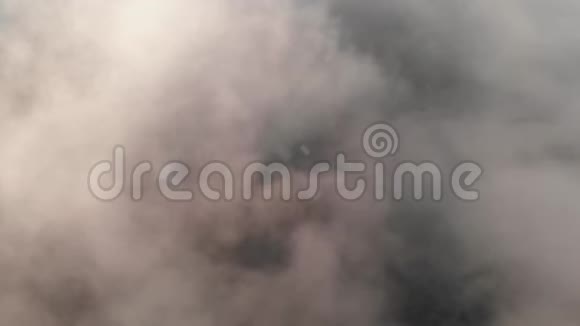 从山上和森林上空俯瞰雾蒙蒙的日出视频的预览图