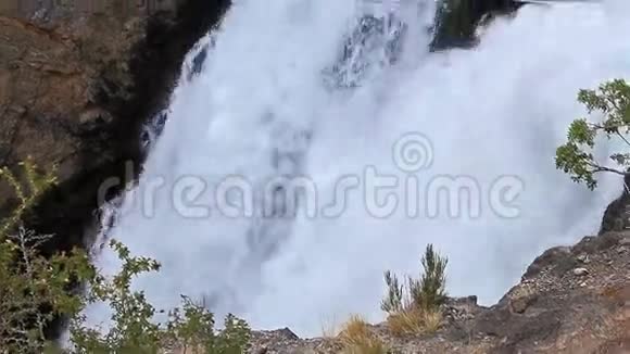 河上的瀑布塔吉克斯坦伊斯坎德达里亚视频的预览图