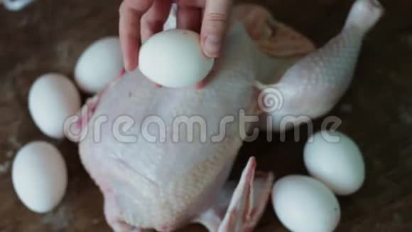 把整只生鸡放在木制的烹饪板上视频的预览图