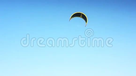 克罗地亚美丽的蓝色自然中的风筝视频的预览图