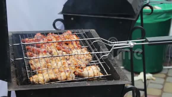 烤肉架上的鸡肉肉是用芒果烧烤架炒的野餐时烤架上的鸡肉视频的预览图
