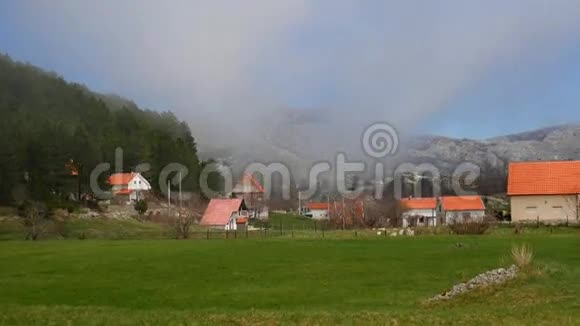 山里的房子黑山山区的房地产视频的预览图