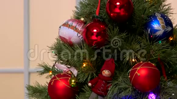 装饰好的圣诞树视频的预览图