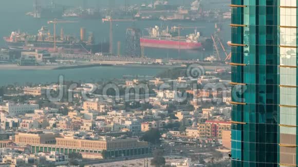 从迪拜市中心到港口时间的空中景观视频的预览图