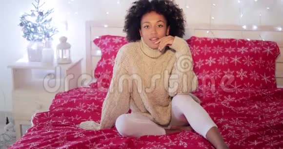 年轻女子独自庆祝圣诞节视频的预览图