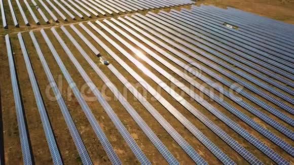 空中观景台用太阳飞过太阳能发电厂太阳能电池板和太阳空中无人机射击4K30fps总部视频的预览图