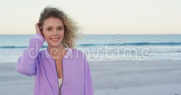 年轻女子在海边放松视频的预览图