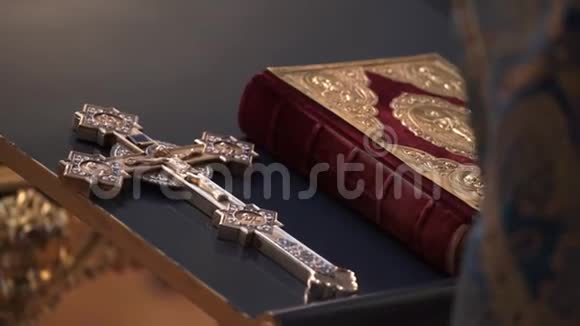 教堂里的圣经书视频的预览图