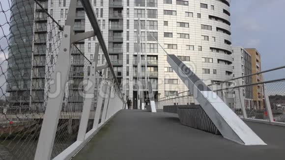 现代桥梁和建筑视频的预览图