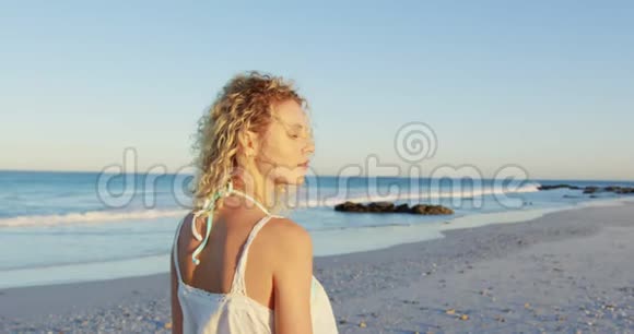 年轻女子在海边放松视频的预览图