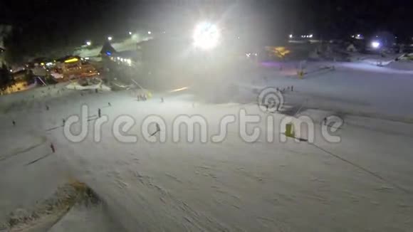 夜间Bukovel滑雪场的空中射击视频的预览图