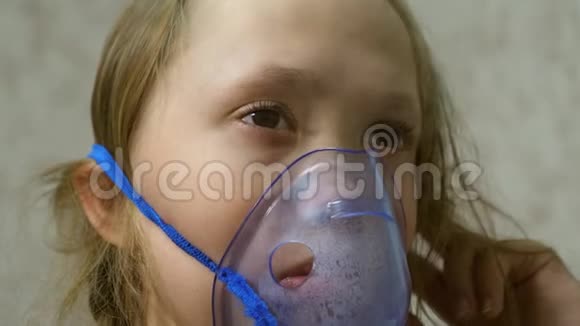 孩子生病了通过吸入器呼吸特写镜头小女孩脸上戴着吸入面罩视频的预览图